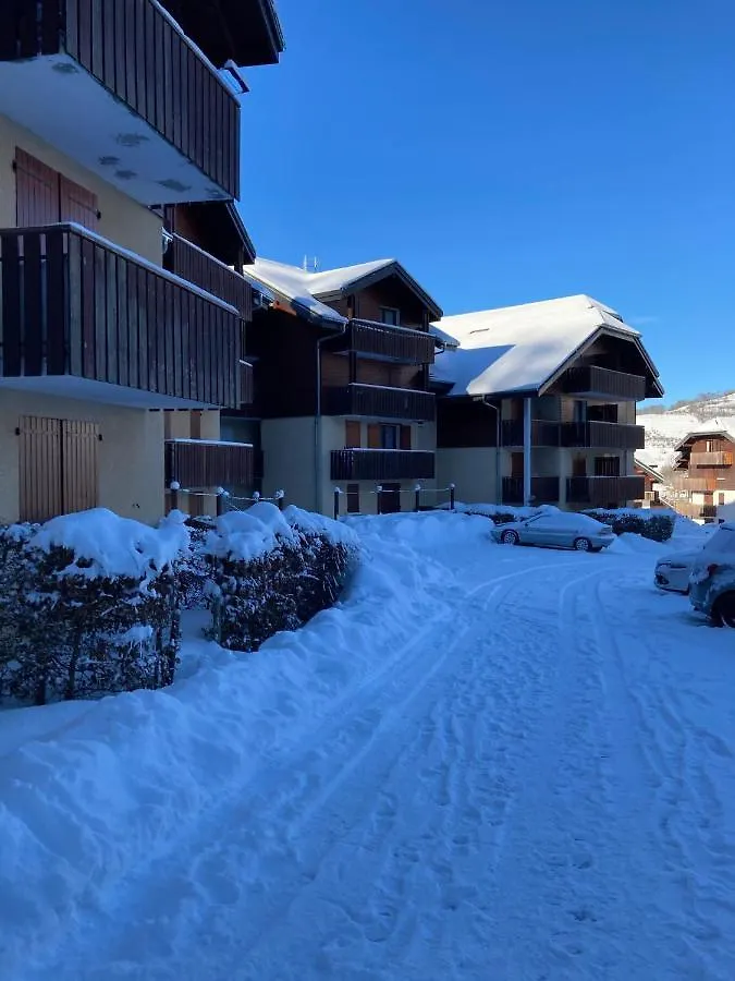 Appartement 2 Pieces Pieds Des Pistes Terrasse Face A La Montagne بيرنيكس